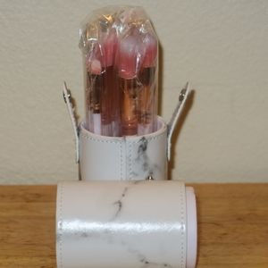 Makeup brushes with case